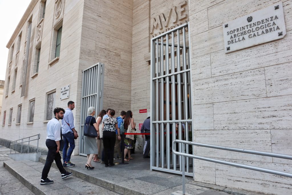 visita bronzi di riace giovani assemblea intermediterranea