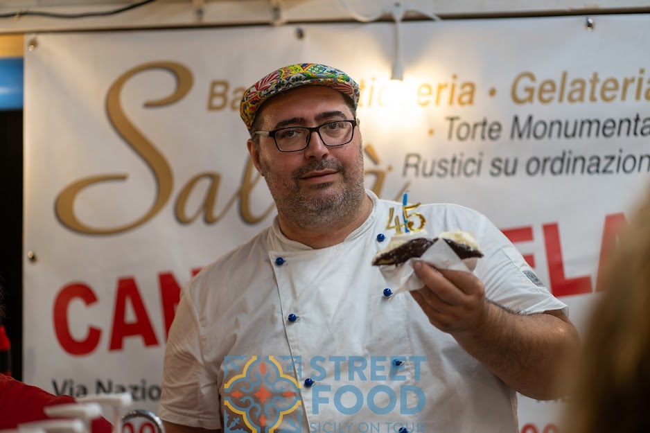 Carmelo Salvà con cannolo gelato