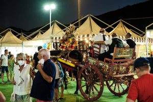 Carrettino siciliano con band I Spizzicusi di spalle