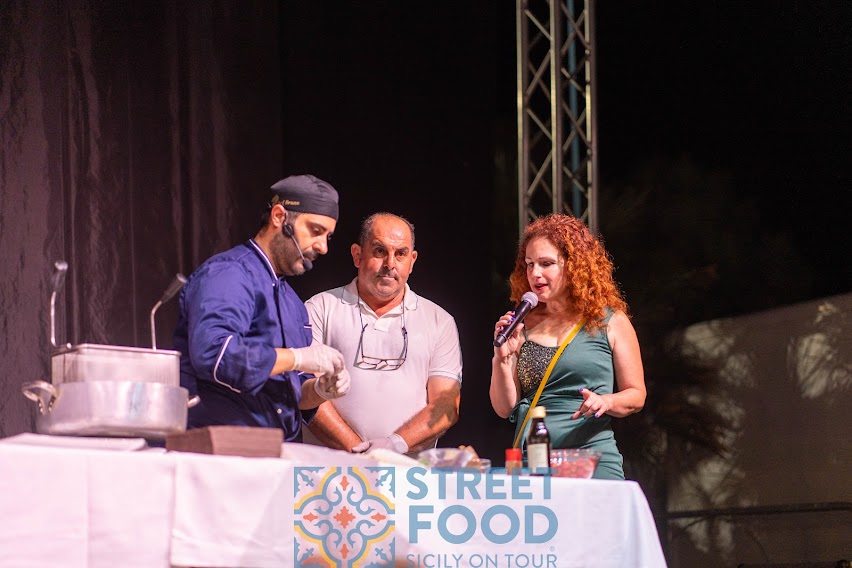 Cooking show chef Capogreco con vicesindaco La Macchia dx