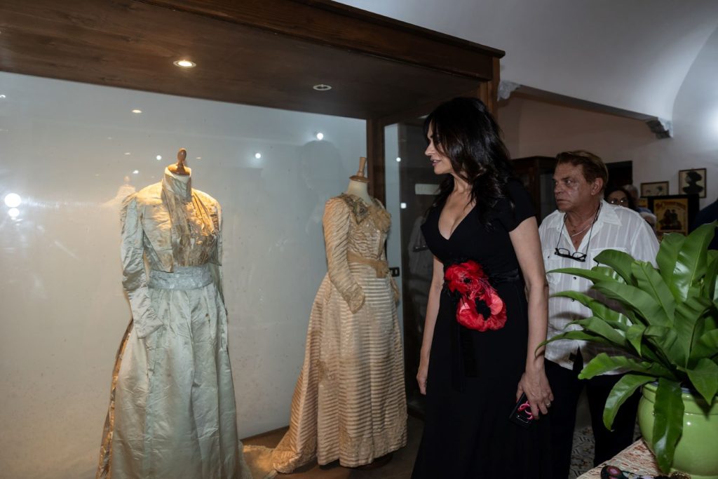 Il curatore della rassegna Giuseppe Miraudo mostra a Maria Grazia Cucinotta alcuni dei pezzi della mostra (1)