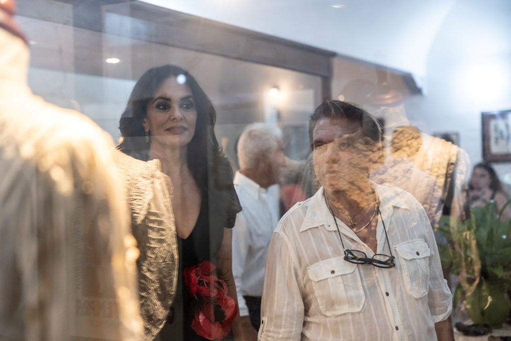Il curatore della rassegna Giuseppe Miraudo mostra a Maria Grazia Cucinotta alcuni dei pezzi della mostra (2)