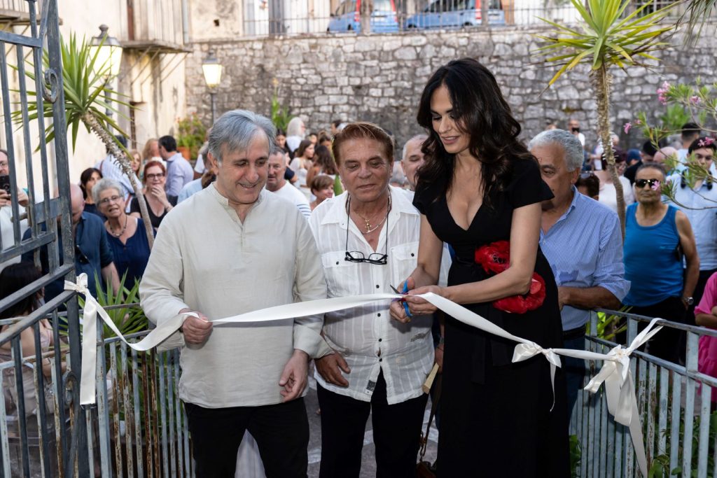 Il momento del taglio del nastro