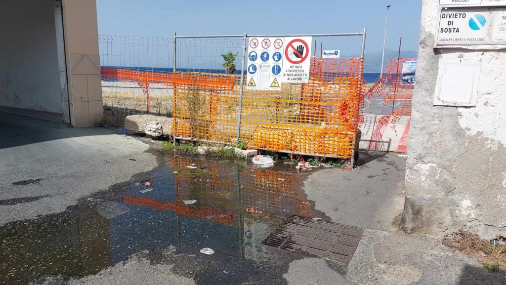 Ingresso spiaggia Parco Lineare Sud con melma e immondizia