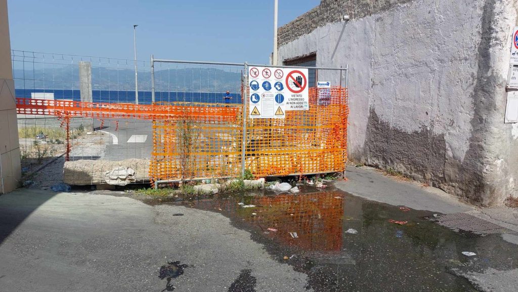 Ingresso spiaggia Parco Lineare Sud con melma e immondizia