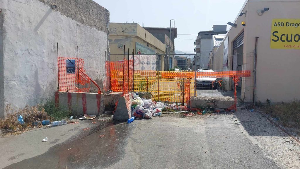 Ingresso spiaggia Parco Lineare Sud con melma e immondizia