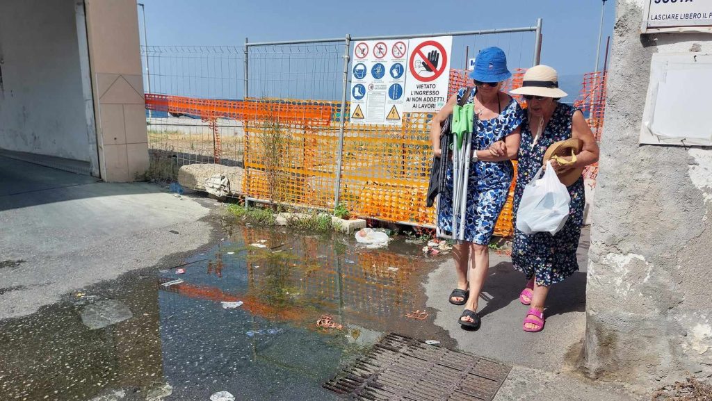 Ingresso spiaggia Parco Lineare Sud con melma e immondizia