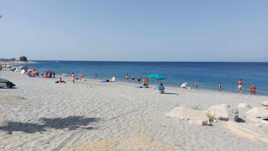 Ingresso spiaggia Parco Lineare Sud con melma e immondizia