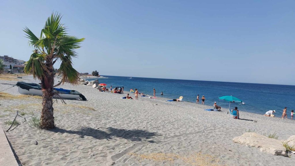 Ingresso spiaggia Parco Lineare Sud con melma e immondizia