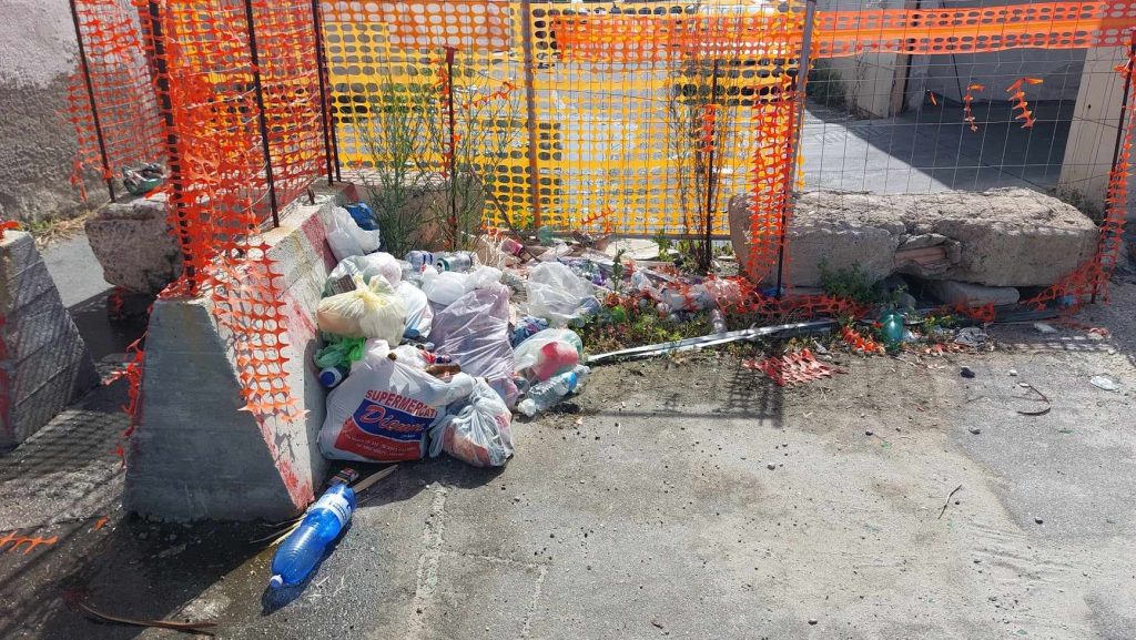Ingresso spiaggia Parco Lineare Sud con melma e immondizia