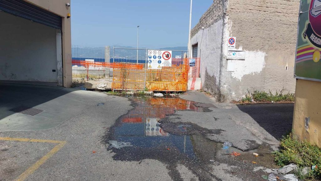 Ingresso spiaggia Parco Lineare Sud con melma e immondizia