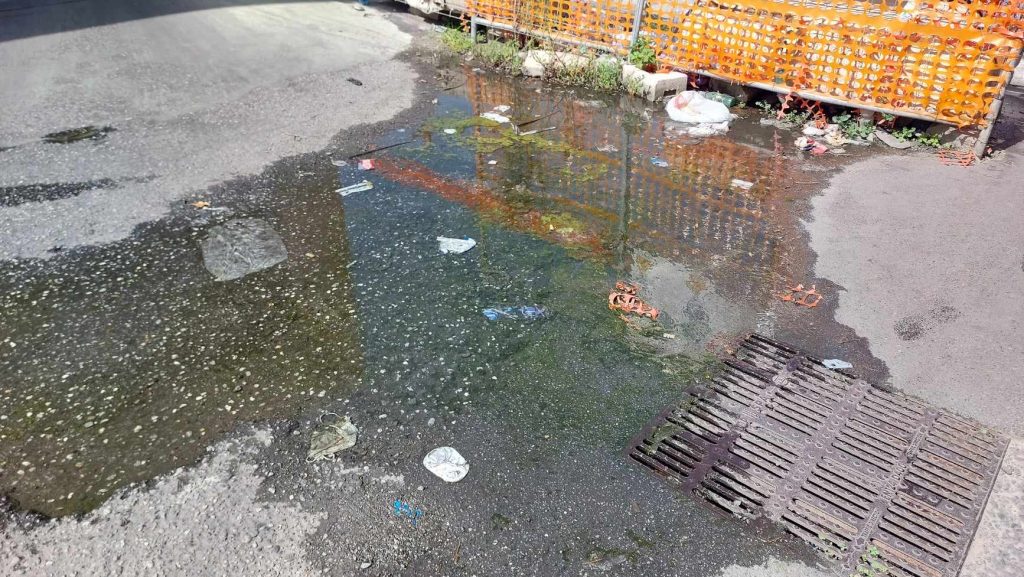 Ingresso spiaggia Parco Lineare Sud con melma e immondizia