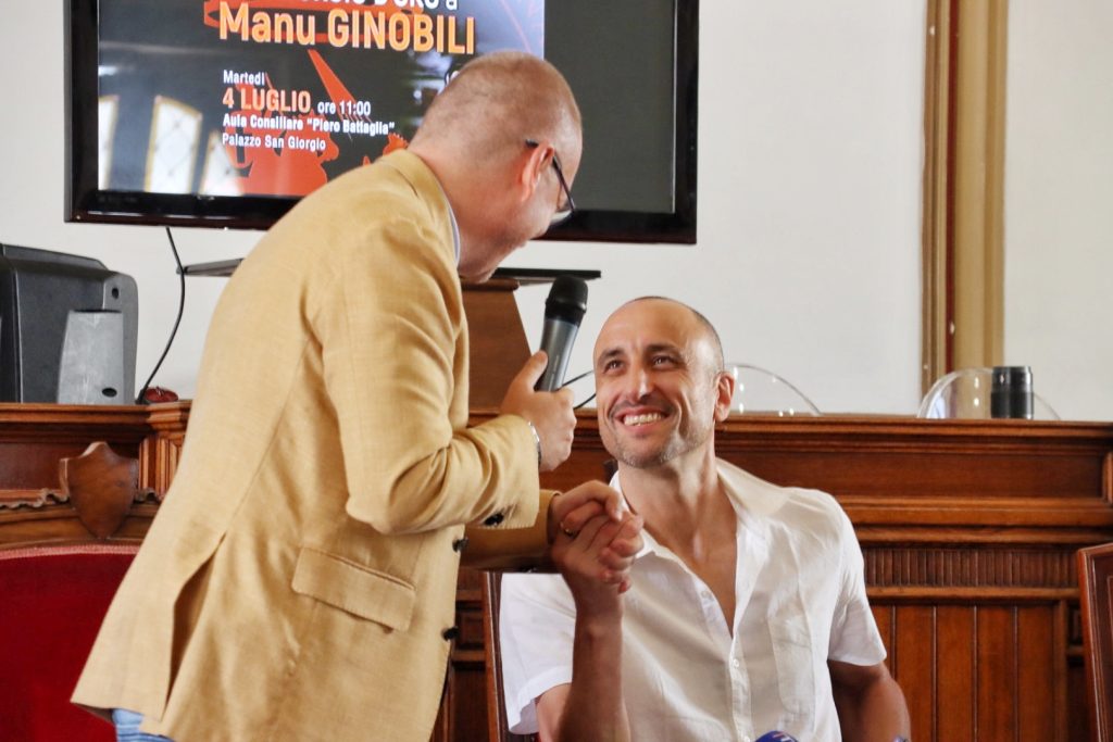 Manu Ginobili ritira il San Giorgio d'Oro a Reggio Calabria