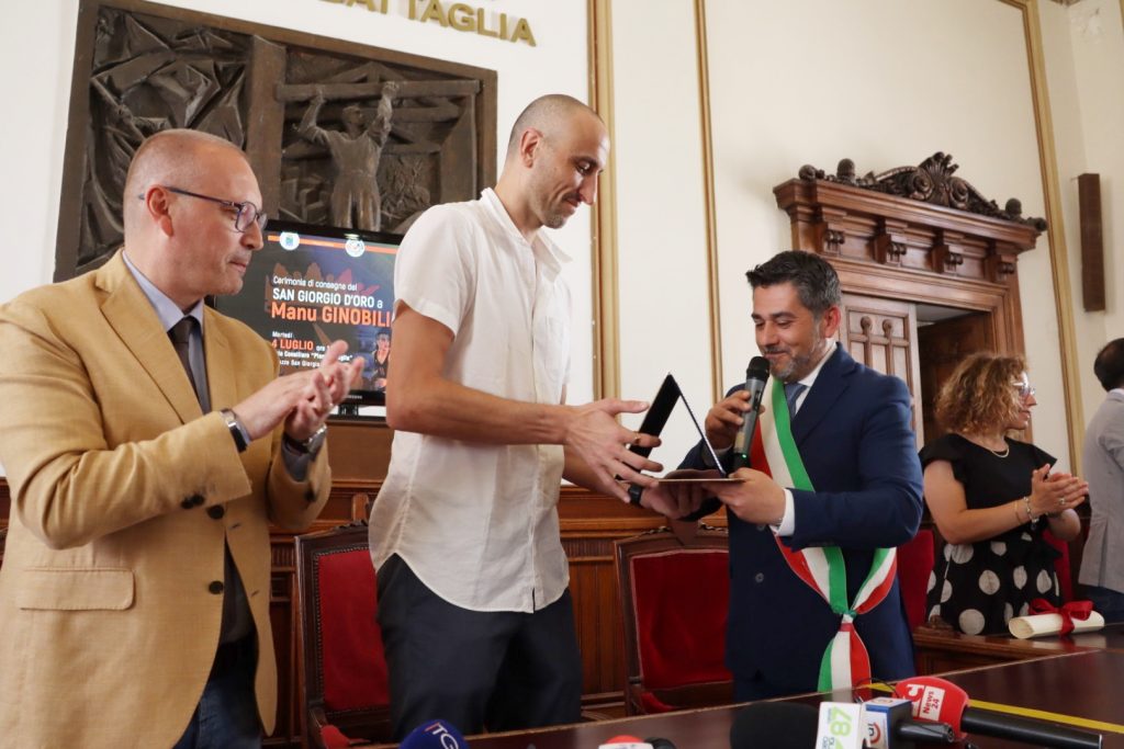Manu Ginobili ritira il San Giorgio d'Oro a Reggio Calabria
