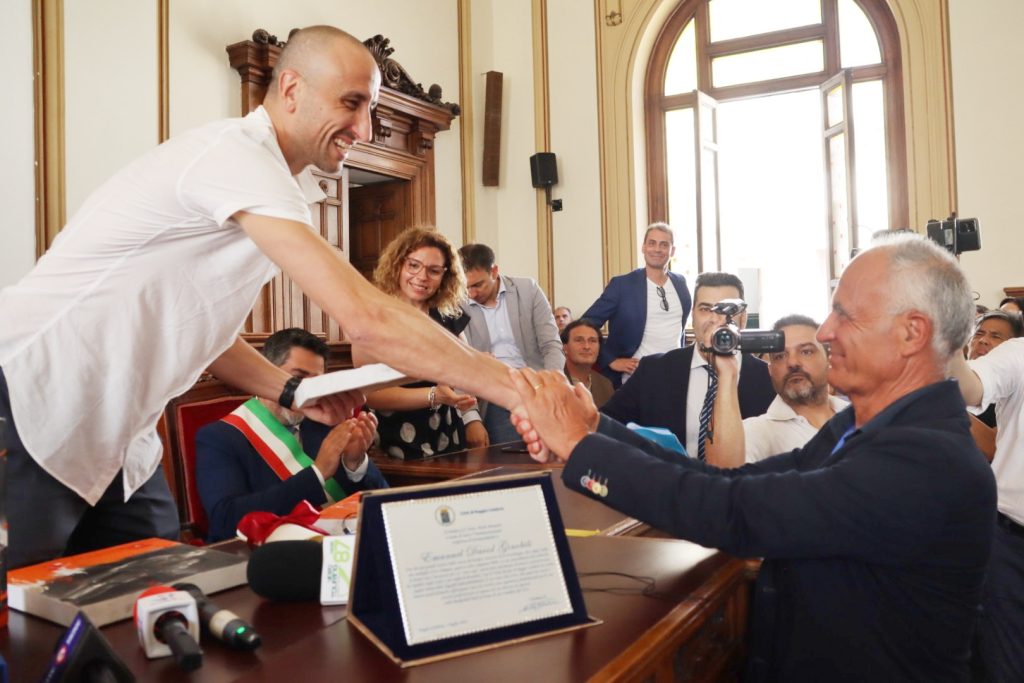 Manu Ginobili ritira il San Giorgio d'Oro a Reggio Calabria