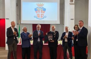 Rete per la Legalità_consegna ricordo Gen Castello (ComLegione)