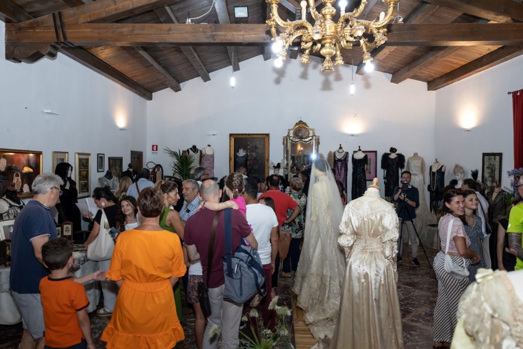 Tanto pubblico all'apertura della mostra