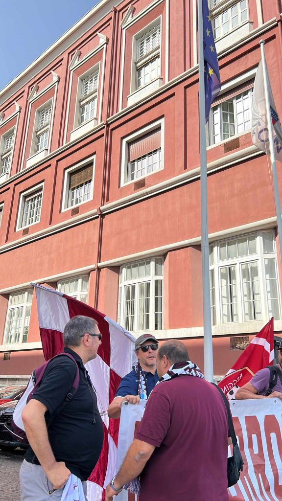 tifosi reggina fuori dalla sede del coni