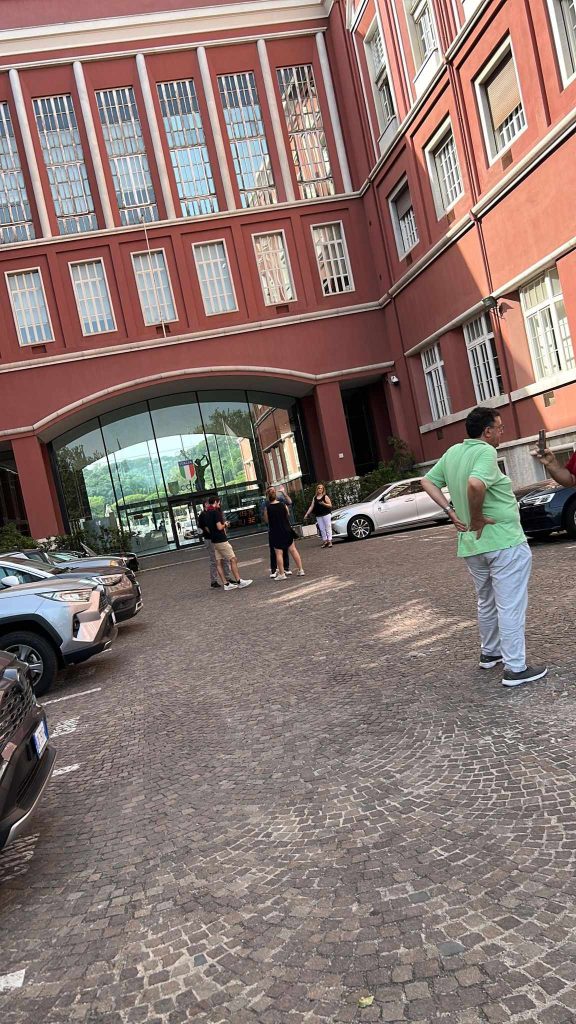 tifosi reggina fuori dalla sede del coni