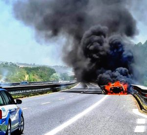auto-in-fiamme-polizia-stradale-2
