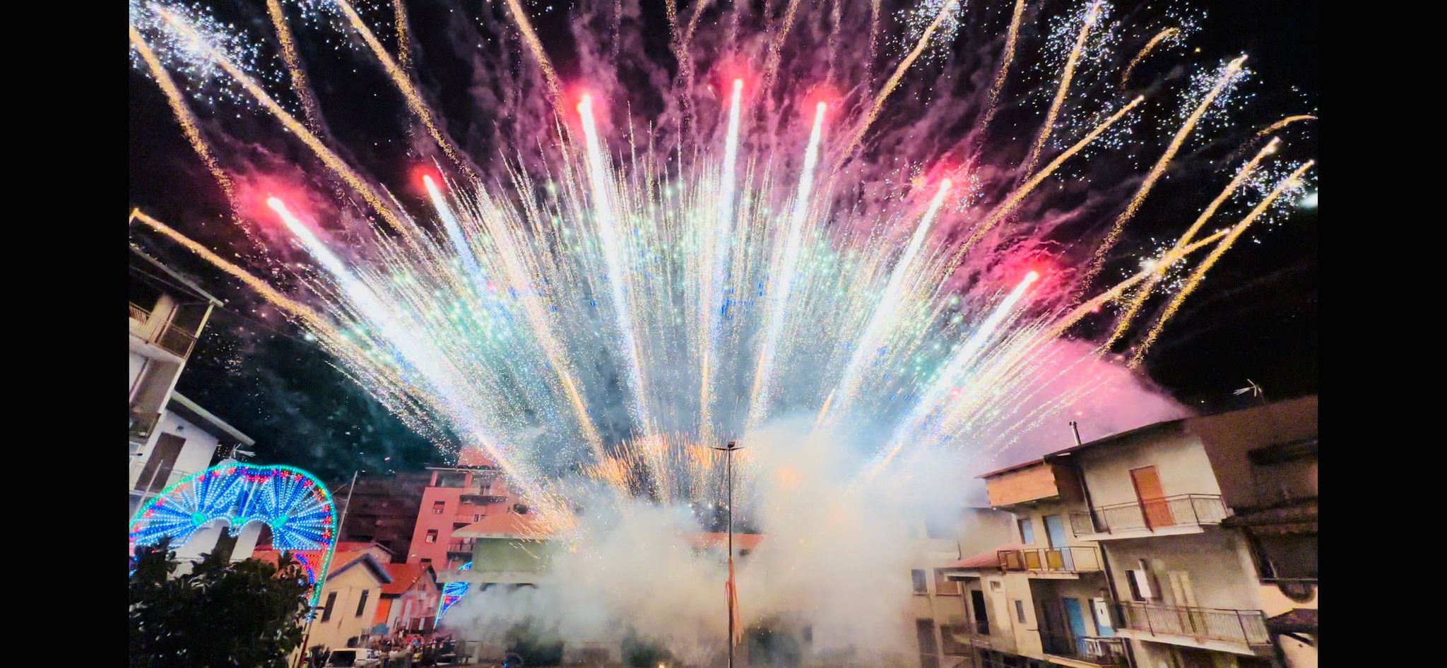 I fuochi d'artificio incantano Sant'Eufemia nel giorno della Madonna ...