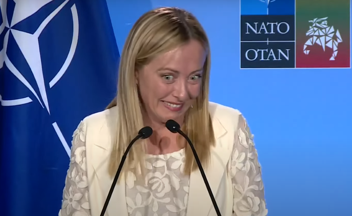 giorgia meloni mal di piedi