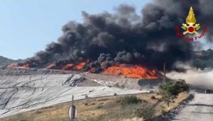 incendio discarica palermo vigili del fuoco