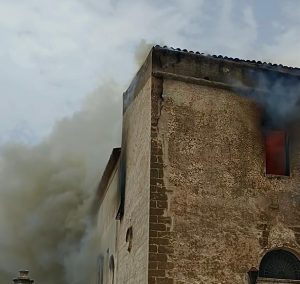incendio palermo chiesa