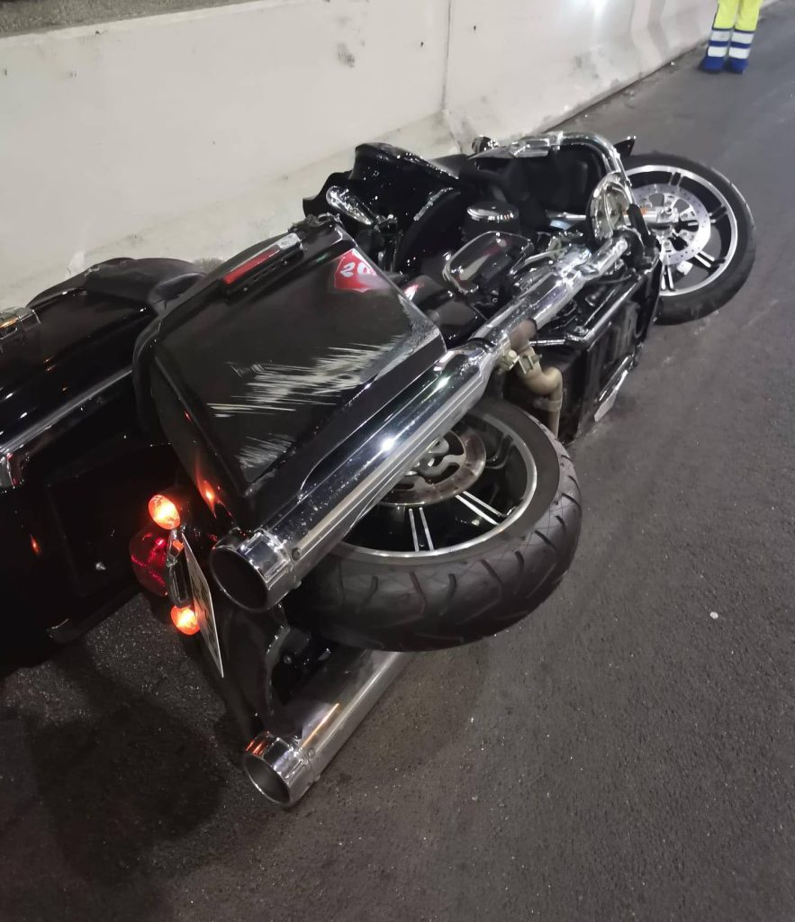incidente a2 moto sull'asfalto