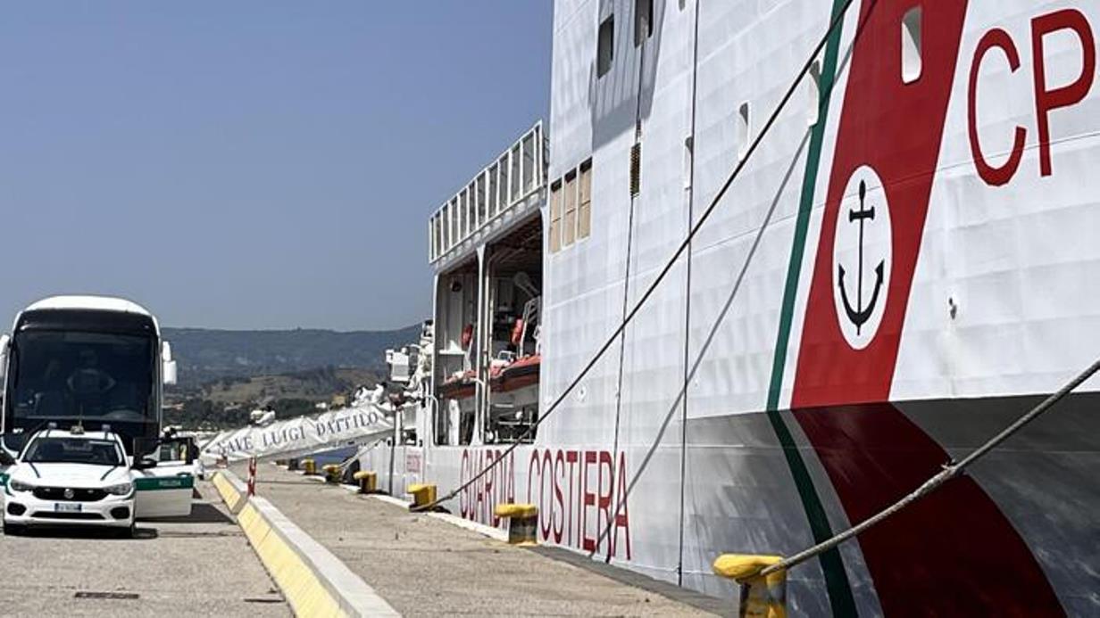 Nave Dattilo a Reggio Calabria con 600 migranti a bordo