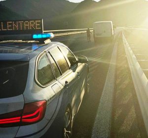polizia stradale rallentare