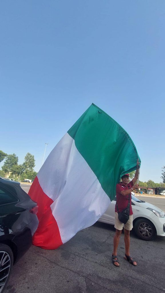 tifosi reggina fuori dalla sede del coni