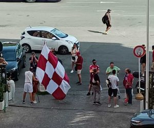 tifosi reggina fuori dalla sede del coni