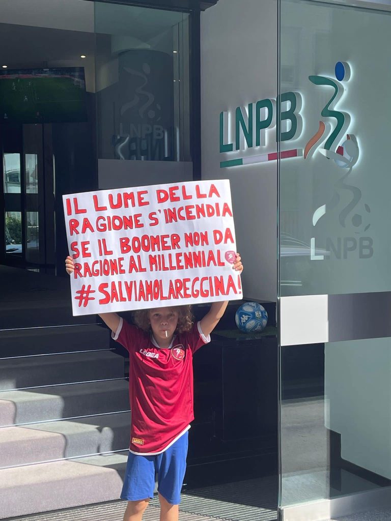 tifosi reggina fuori dalla sede del coni