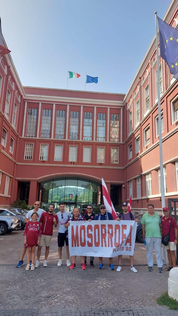 tifosi reggina fuori dalla sede del coni