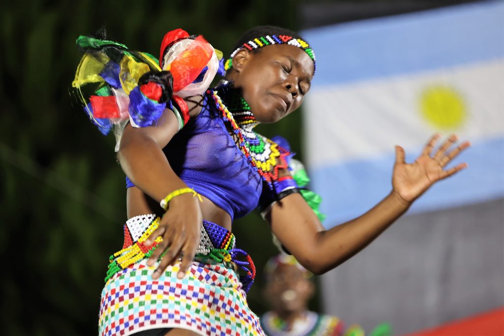 Festival Gira lu Mundu Peddaroti con Gruppi Argentina, Colombia e Sudafrica