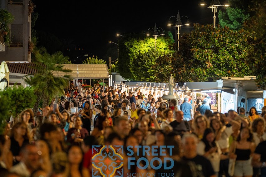 Folla piazza Gepy Faranda Rocca di Capri Leone
