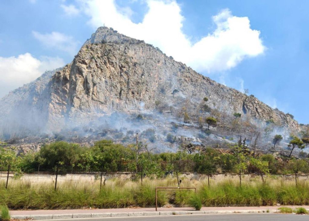 Incendio su Monte Pellegrino a Palermo