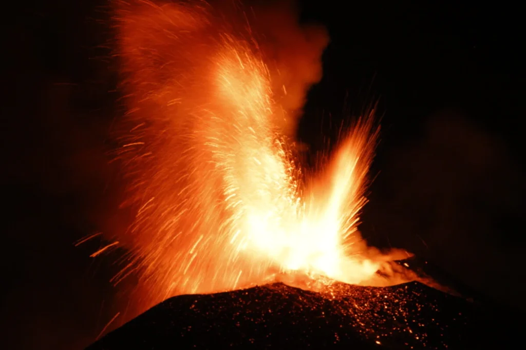 L'eruzione dell'Etna vista da contrada Arrigo, a Linguaglossa (CT).
