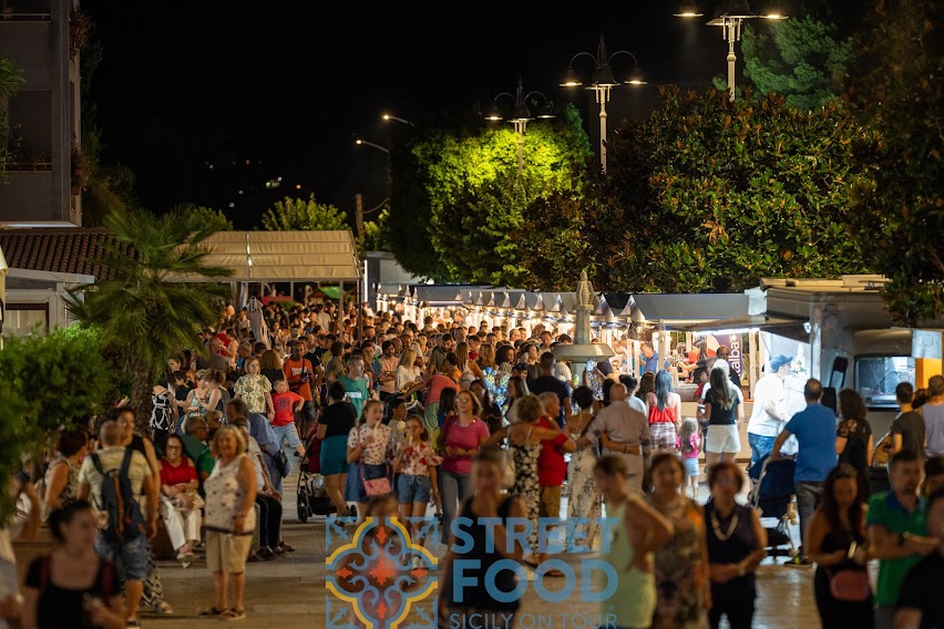 Rocca di Capri Leone folla Street Food Sicily on tour
