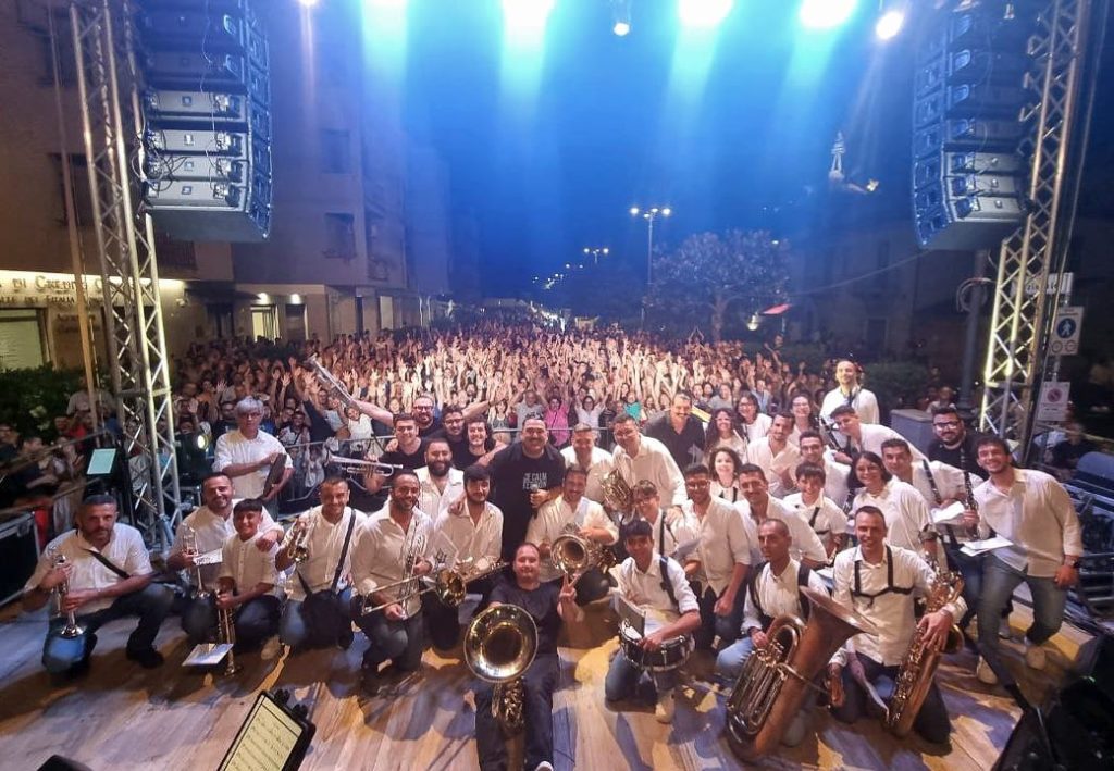 Roy Paci con Ottoni Animati e banda paese e pubblico Street Food