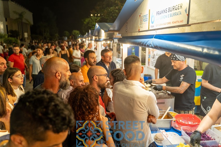 Stand prawns burger con gente in fila
