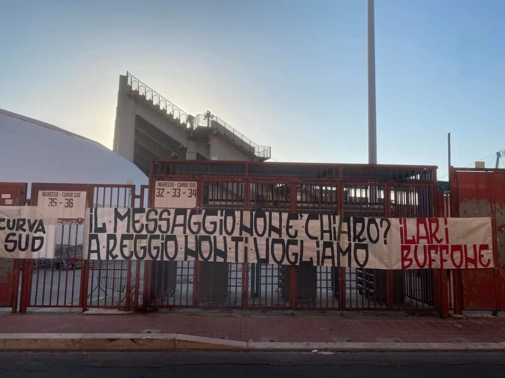 Striscione Ilari fuori dal Granillo