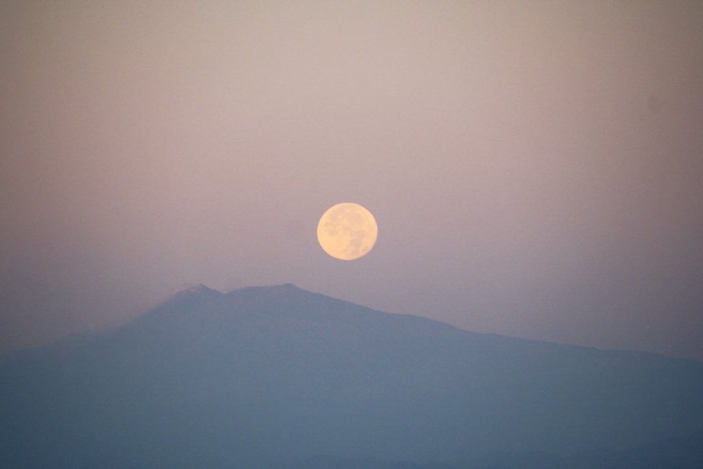 Superluna dello Storione etna 2 agosto 2023