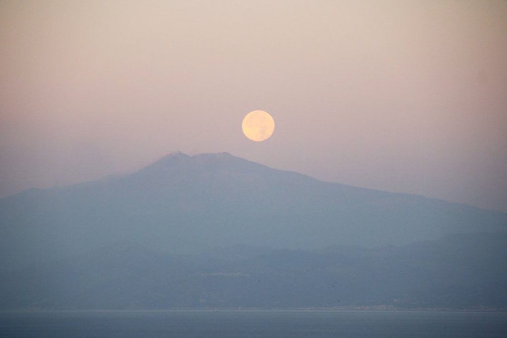 Superluna dello Storione etna 2 agosto 2023