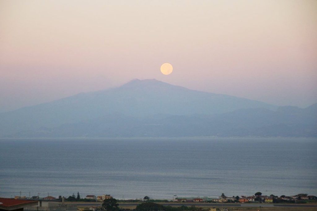 Superluna dello Storione etna 2 agosto 2023