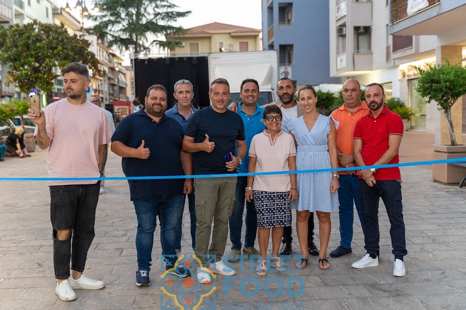 Taglio del nastro Rocca di Capri Leone con Prestopino_sindaco Grasso_assessori e cons.