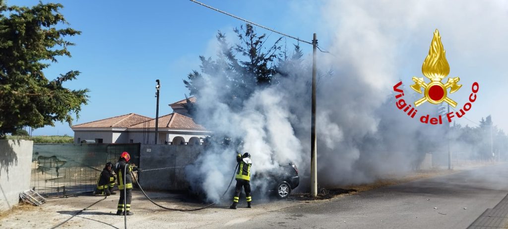 Incidente Cirò Marina auto incendio