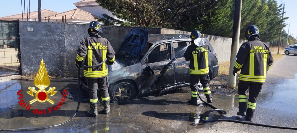 Incidente Cirò Marina auto incendio