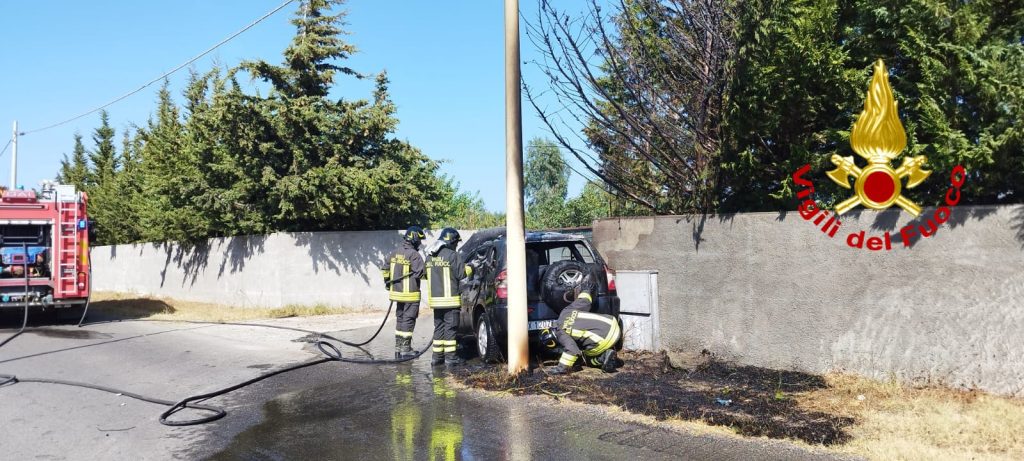 Incidente Cirò Marina auto incendio